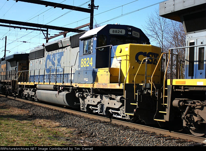 CSX 8824 on X-037 lite engine move
